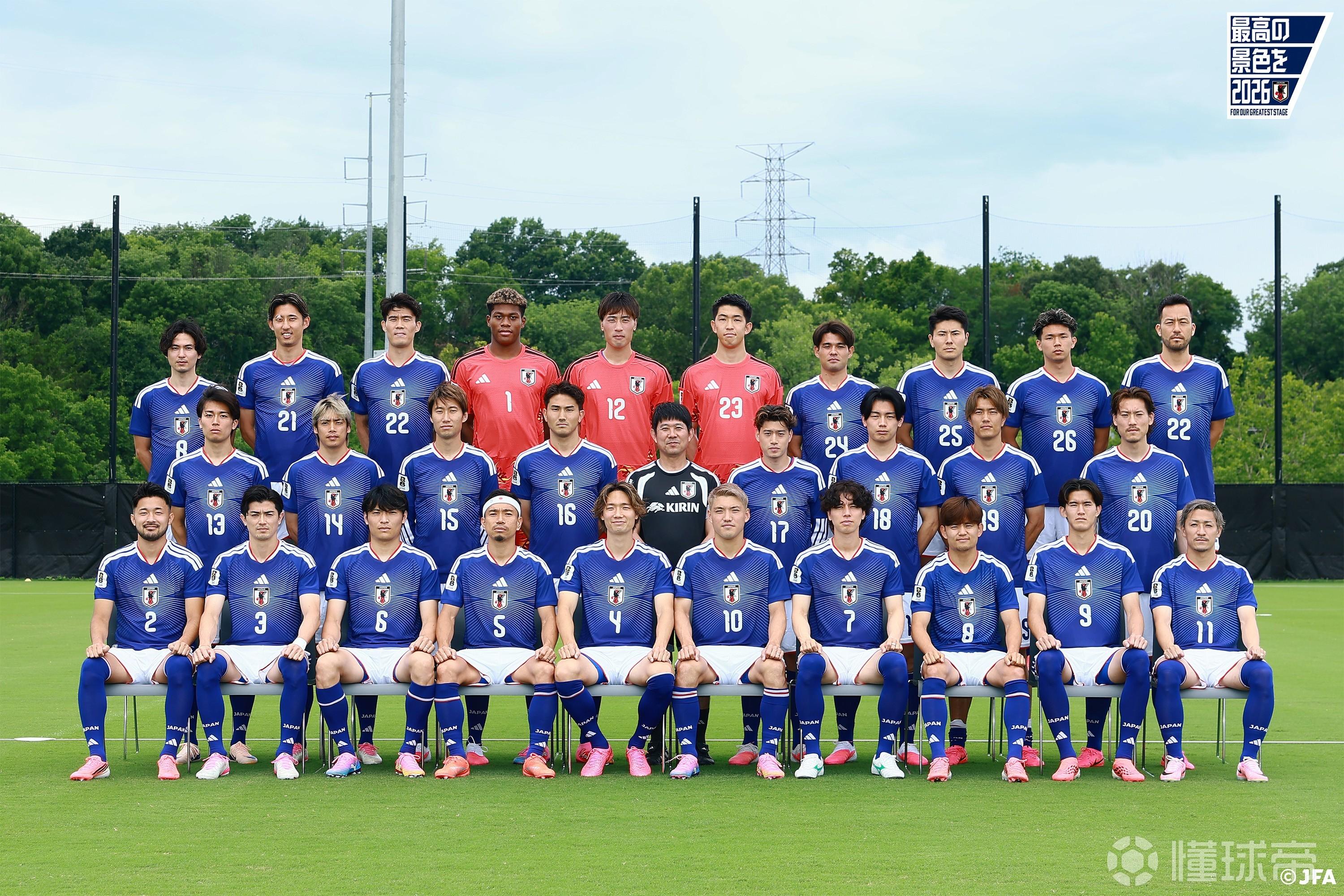 日本队拍摄全队大合影：板仓滉、堂安律位居前排C位