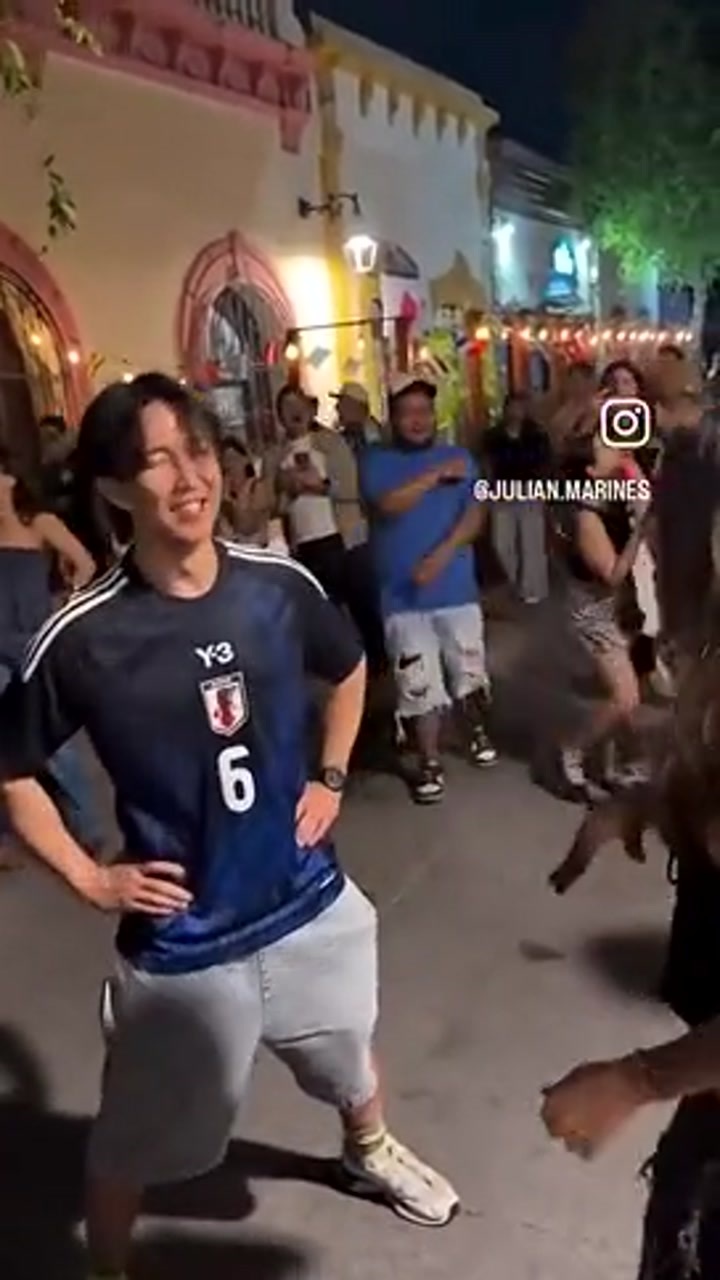 什么情况？墨西哥女孩先给日本球迷一巴掌然后两人接吻