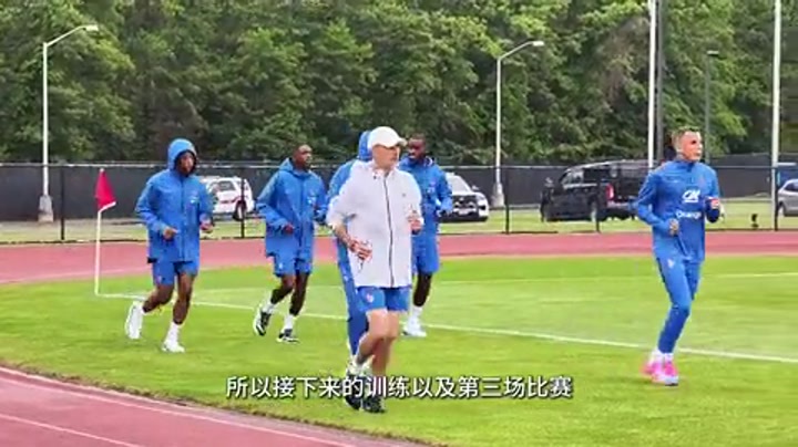 王楚现场直击：法国队全员列队为德尚母亲默哀