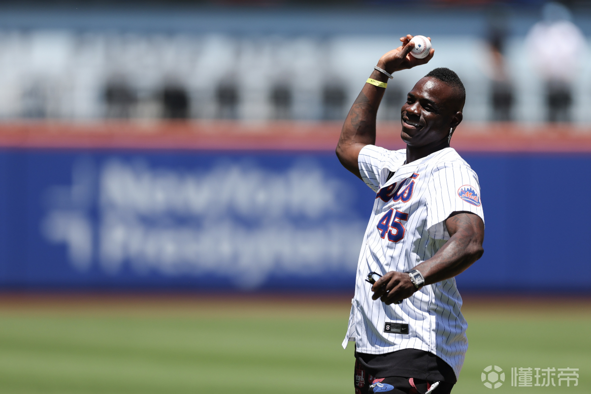 巴洛特利现身美国，为MLB纽约大都会开球