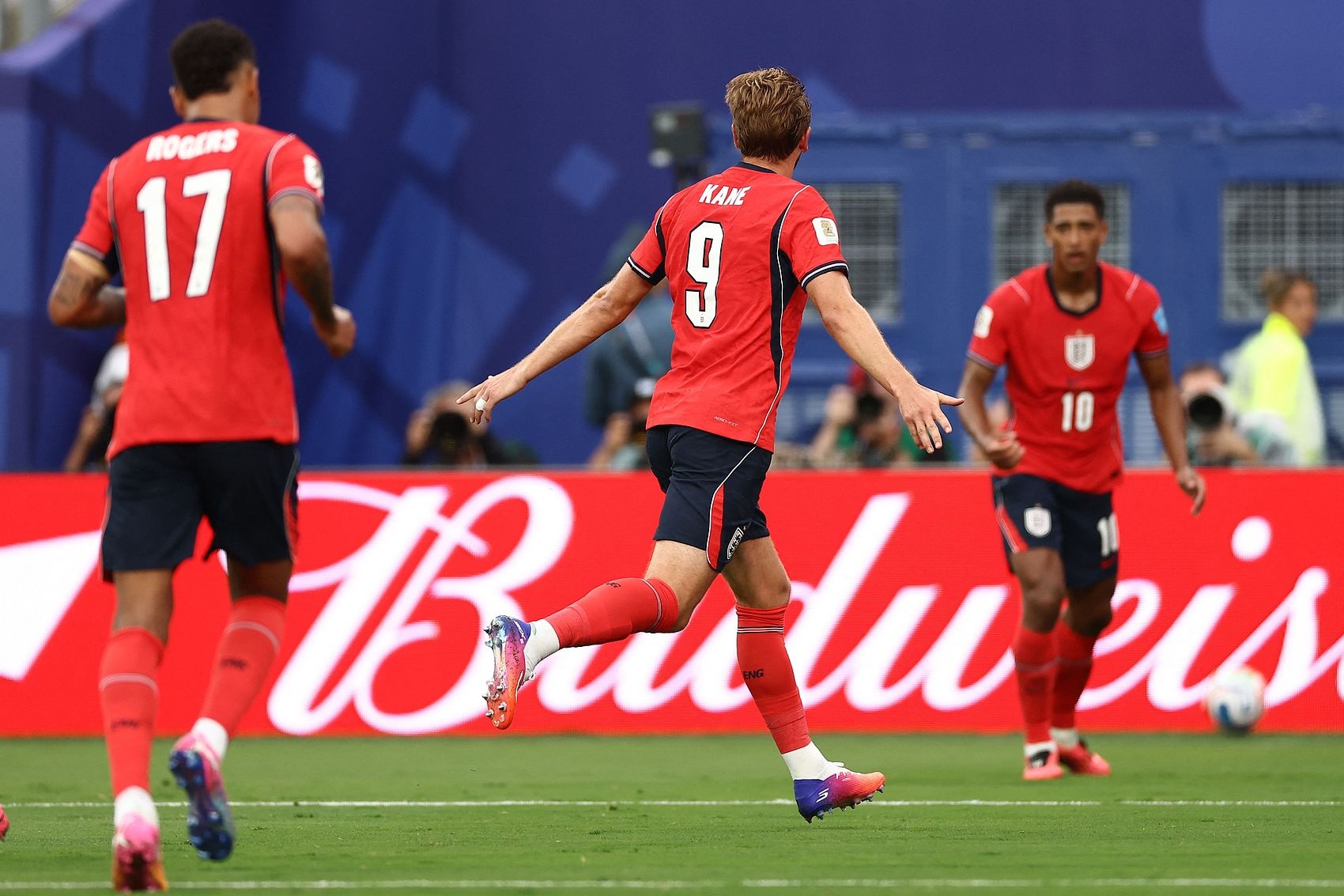 世界杯-英格兰2-0巴拿马头名出线 凯恩破门贝林厄姆传射