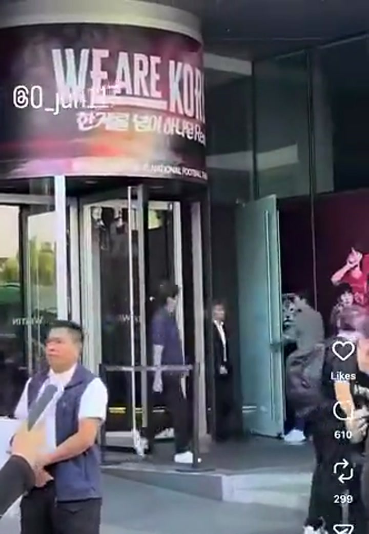 当洪明甫出来时，球迷大声要求他辞职，但洪明甫看了一眼便直接走了