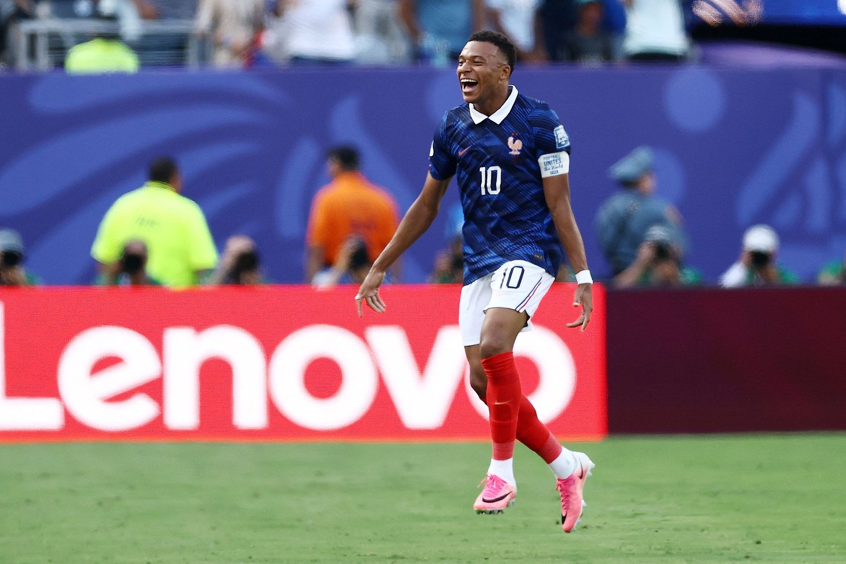 世界杯-法国3-0瑞典将战巴拉圭 姆巴佩双响奥利塞两助攻