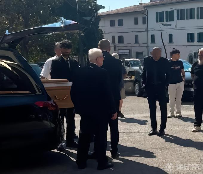斯帕莱蒂母亲葬礼在恩波利举行，洛卡特利和尤文高层出席