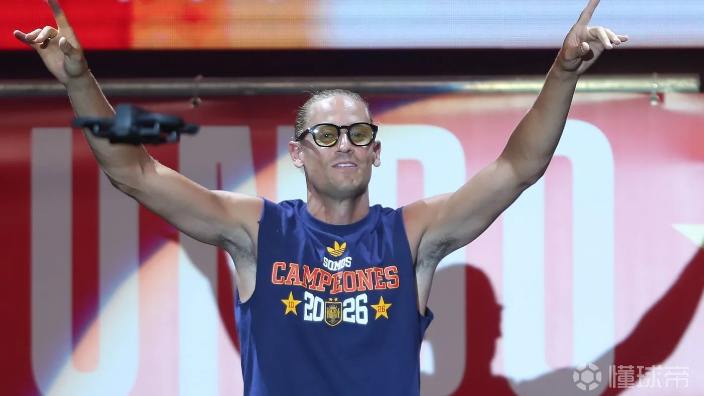 略伦特回应与费兰度假照争议：2026了，男人的友谊不该被嘲讽