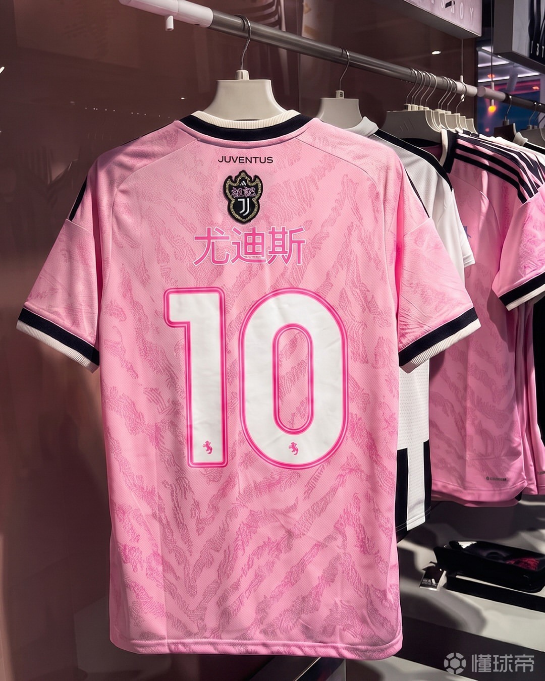 尤文香港行期间推出限定球衣烫印服务，可印制特制繁体中文名