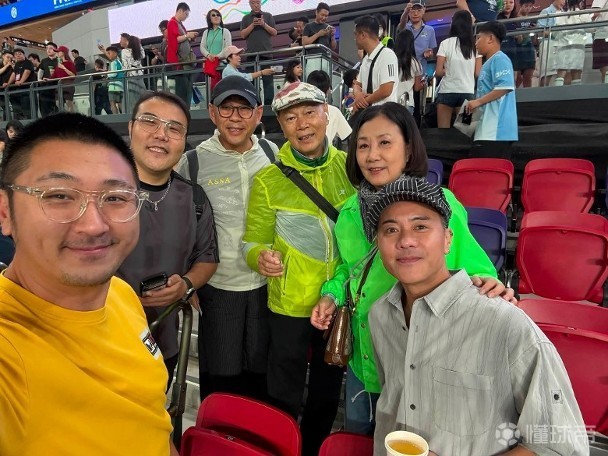 曼城vs国米香港行，演员汪明荃、罗家英夫妇等人现场观战
