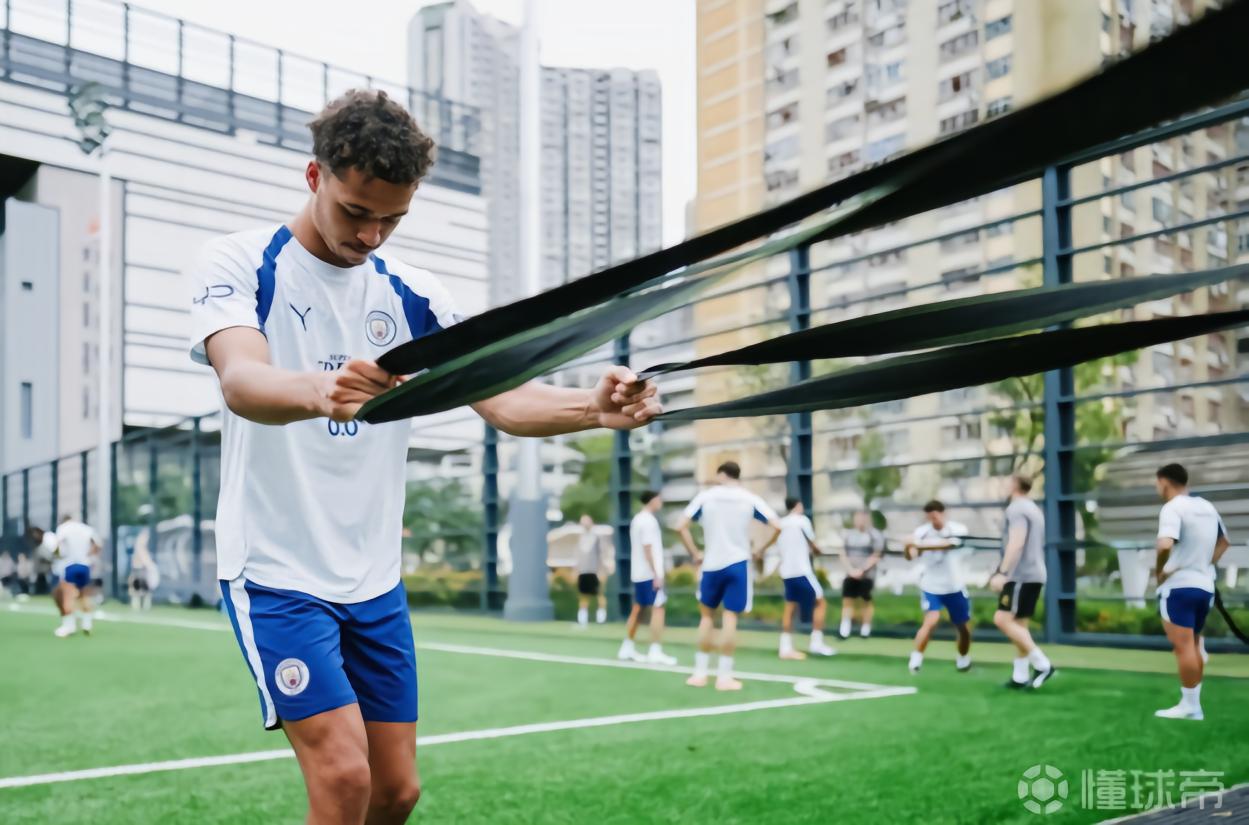 港媒：曼城4日仍在香港进行训练，有球迷前来观看