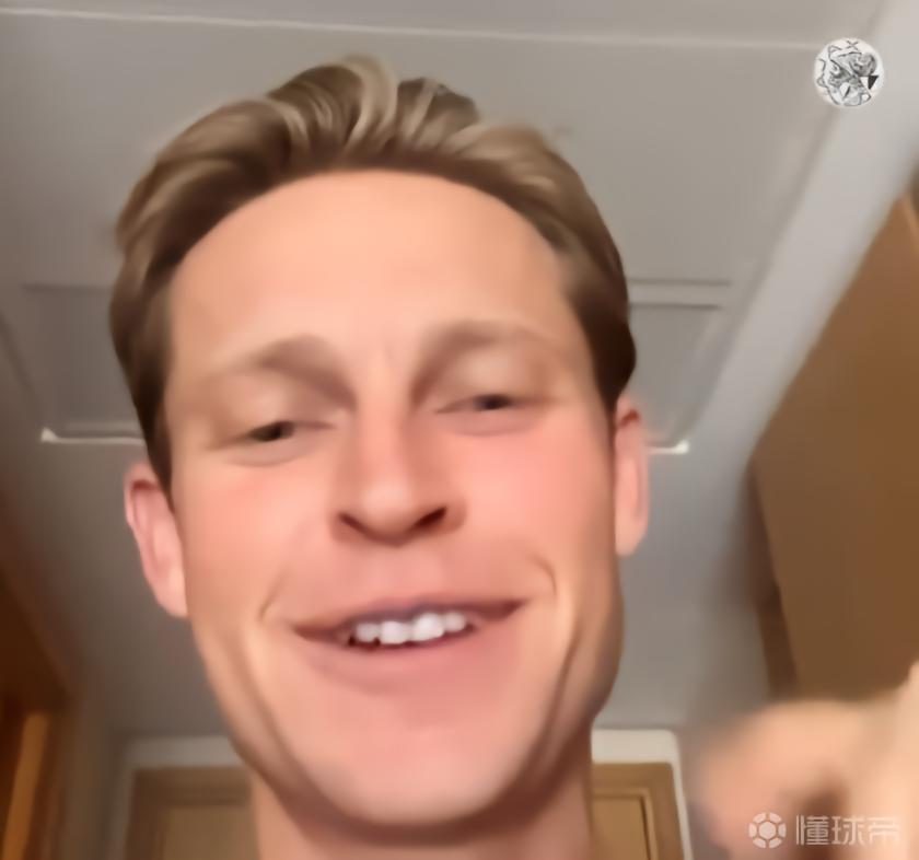 德容祝福特狮：阿姆斯特丹的人会很好地照顾你，期待看你踢球