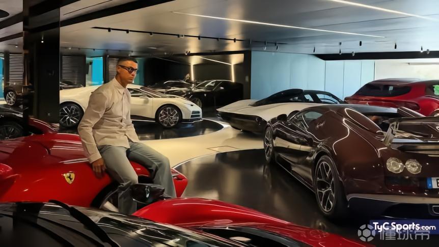 C罗社媒晒部分豪车收藏，配文：我的玩具