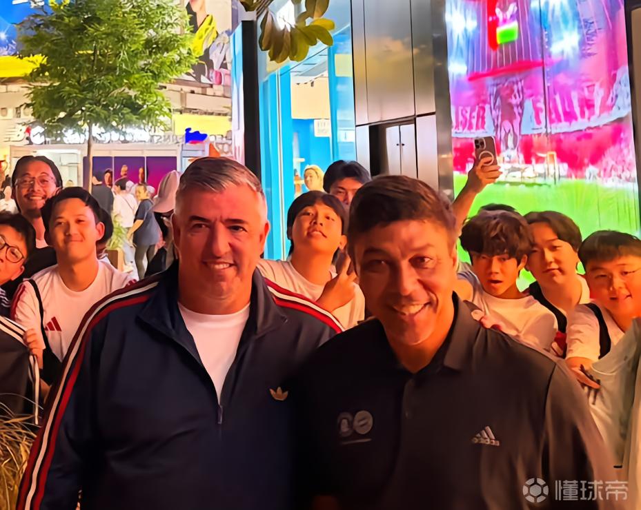 马凯与埃尔伯造访拜仁香港限时快闪店，并与球迷近距离互动