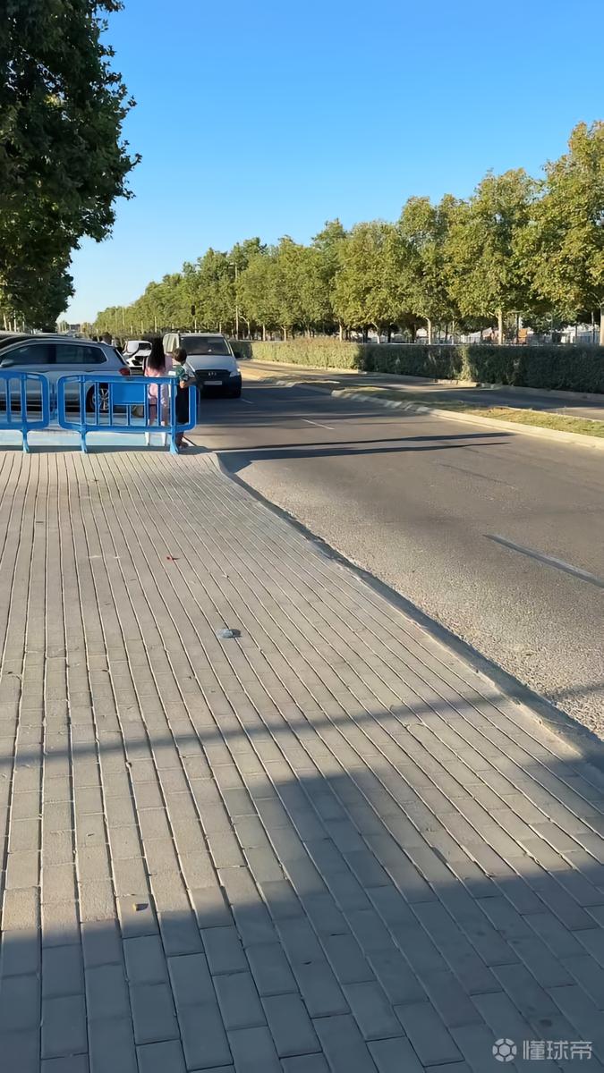 要决定了？维尼修斯与经纪人抵达皇马基地