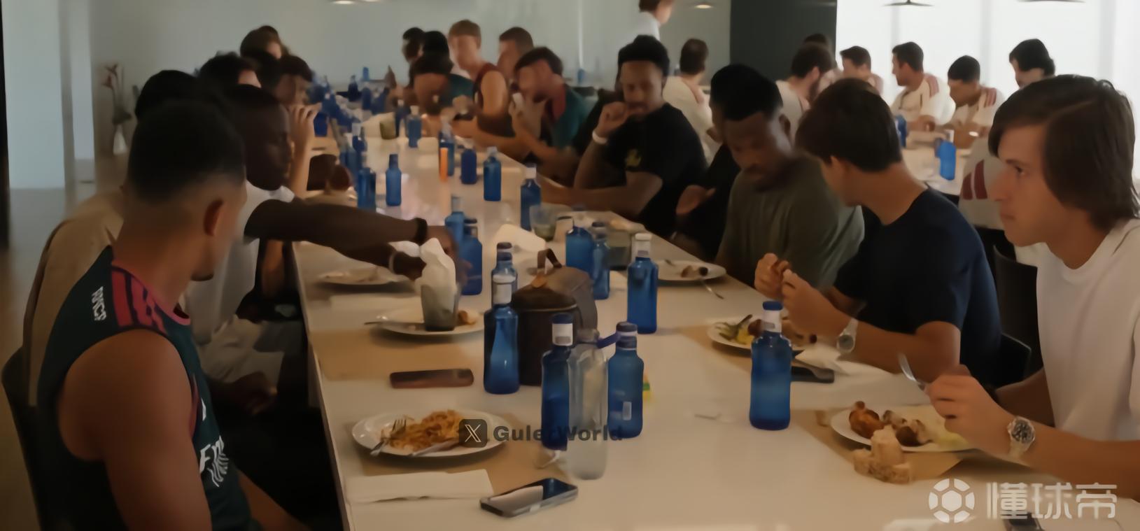 记者：穆帅要求皇马全队每天留在基地集中用餐，以增强团队凝聚力