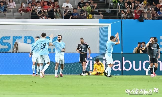 韩国行特别款，曼城对阵K联赛全明星时身穿韩文印字球衣