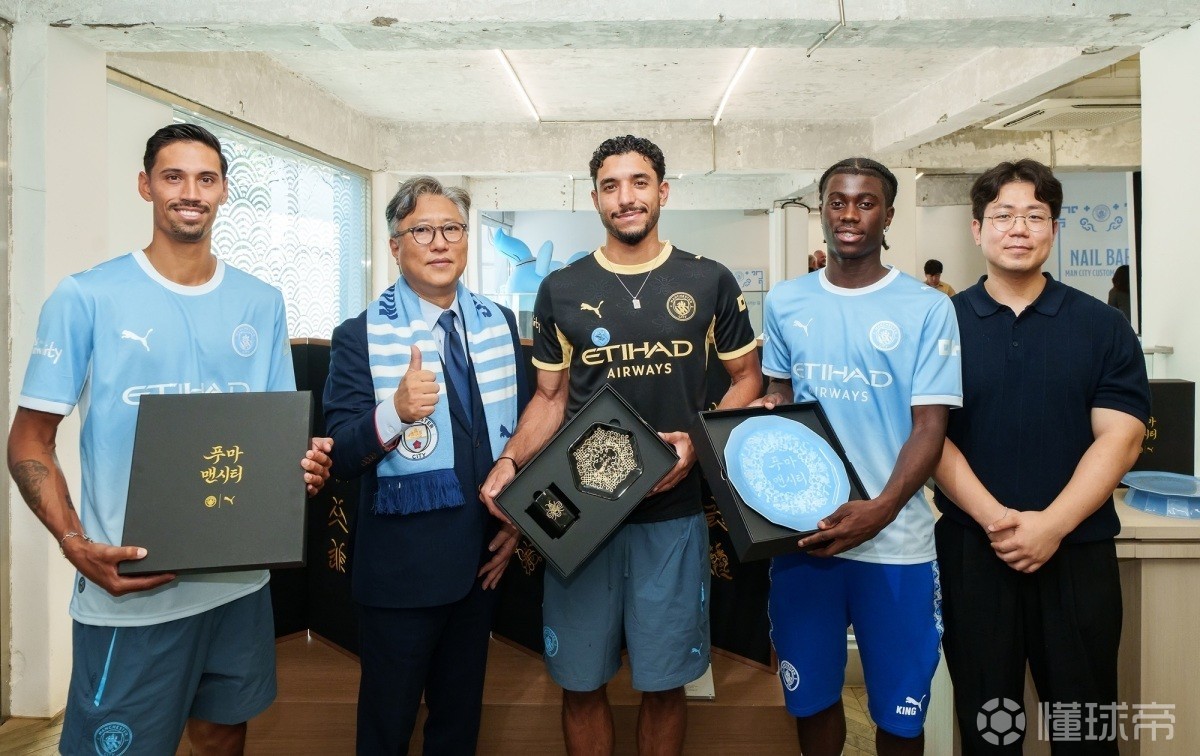 韩国公振院向曼城赠送特别礼盒，包含杯子、餐盘等产品