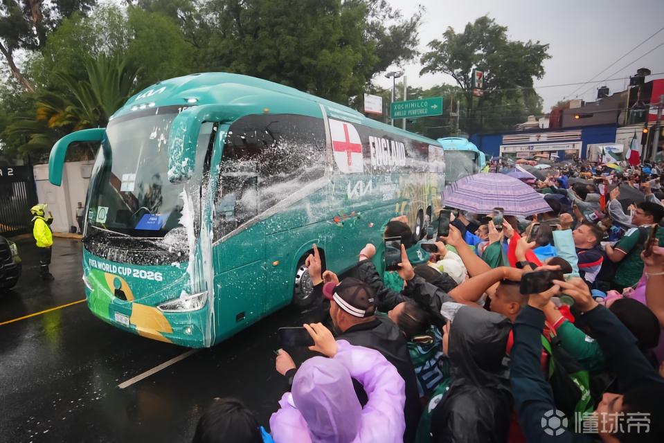 西媒：英格兰队世界杯半决赛前遭炸弹惊魂；梅西也曾遭遇威胁