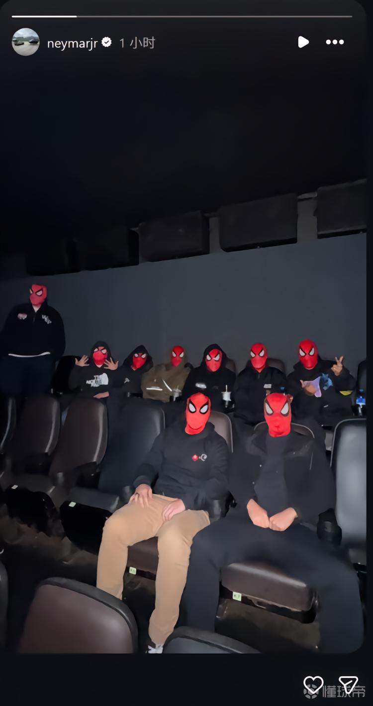 蜘蛛侠新作上映！内马尔社媒晒在影院戴蜘蛛侠头套照片