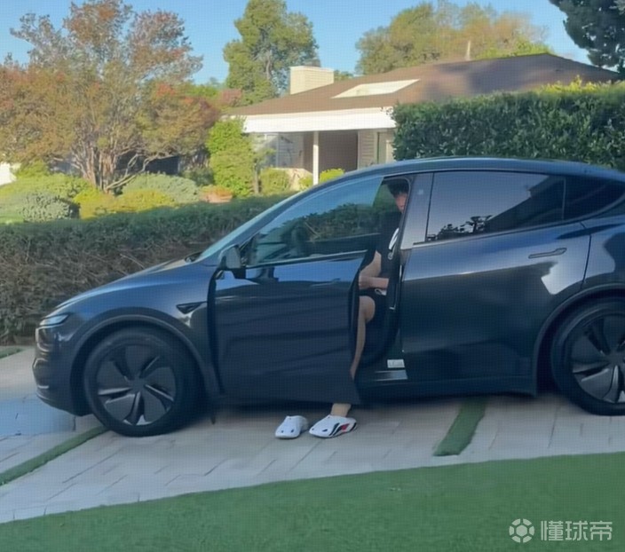 换新车了？杨瀚森晒训练vlog，驾驶特斯拉ModelY