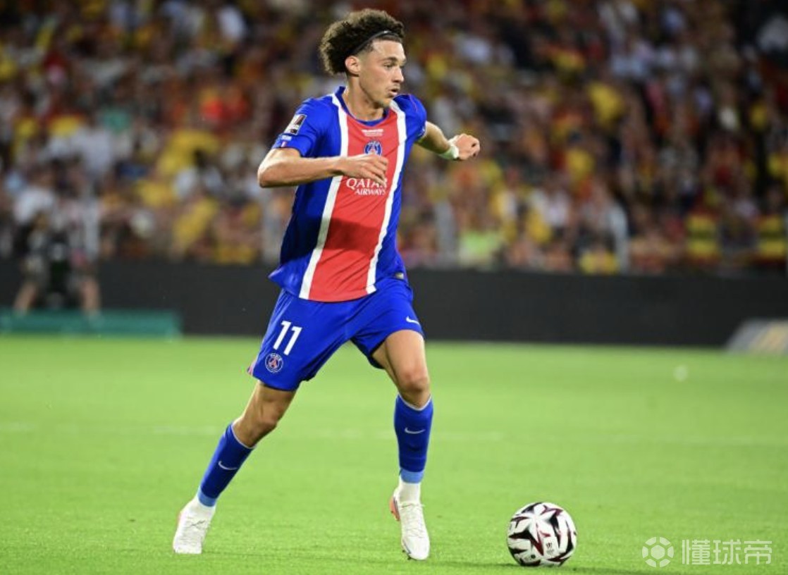 队报：杜埃未来可能会偶尔踢中场，阿克利乌什主要出现在右路