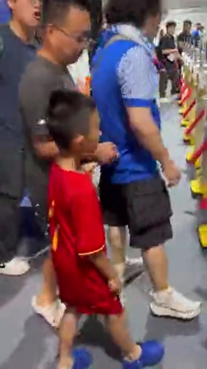 一位身穿武磊国家队队服的小球迷疑似遭到申花球迷围攻