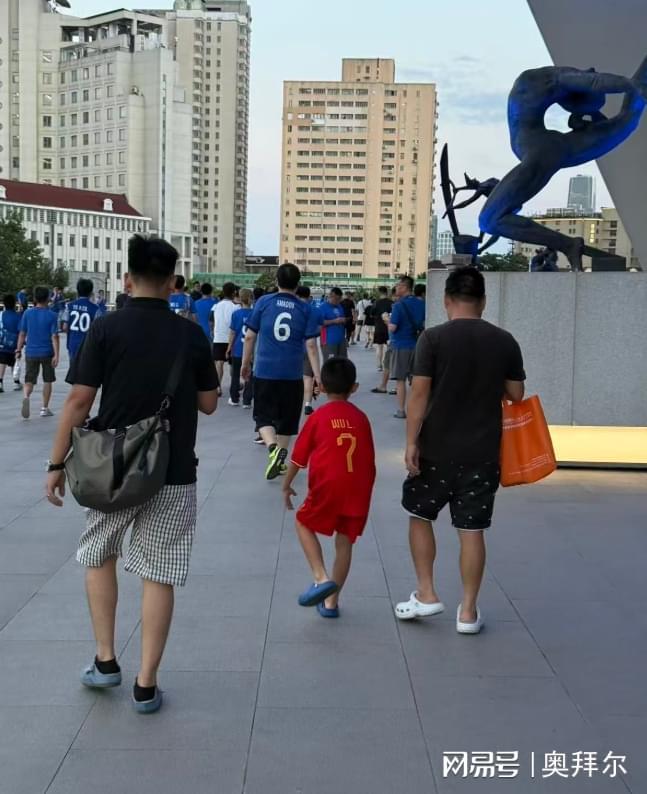 穿武磊球衣男孩遭辱骂！媒体人热议：别地域黑，别刺激球迷情绪
