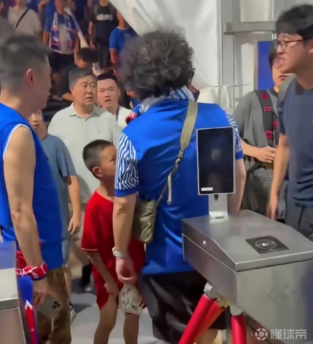 曹赟定：带孩子去看球被围堵还能喜欢足球吗，灰衣服生活中敢指谁呢