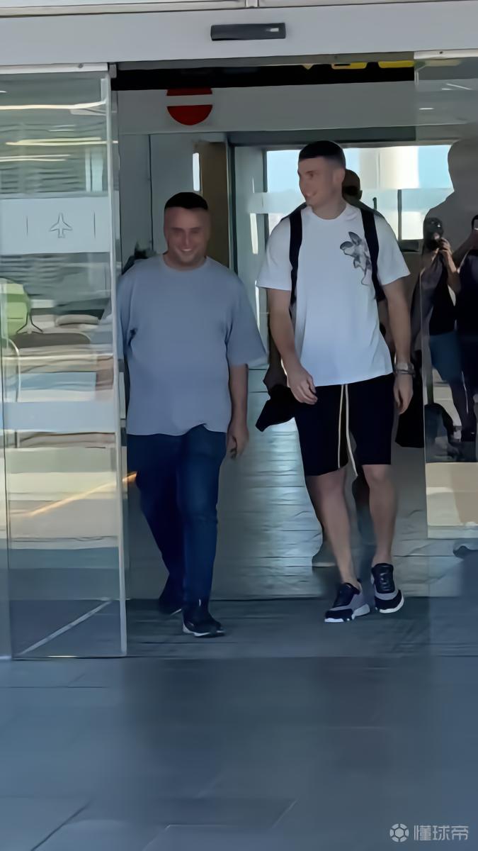 博主：利瓦科维奇抵达巴萨，将签4年合同