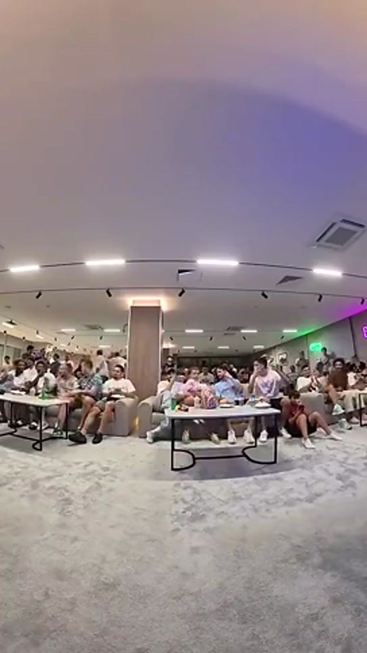 欧冠新军沙巴巴库球员得知抽到巴萨阿森纳后欢呼庆祝