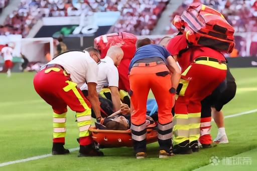 门兴新援桥冈大树比赛中遭遇剧烈碰撞，随后被送医治疗