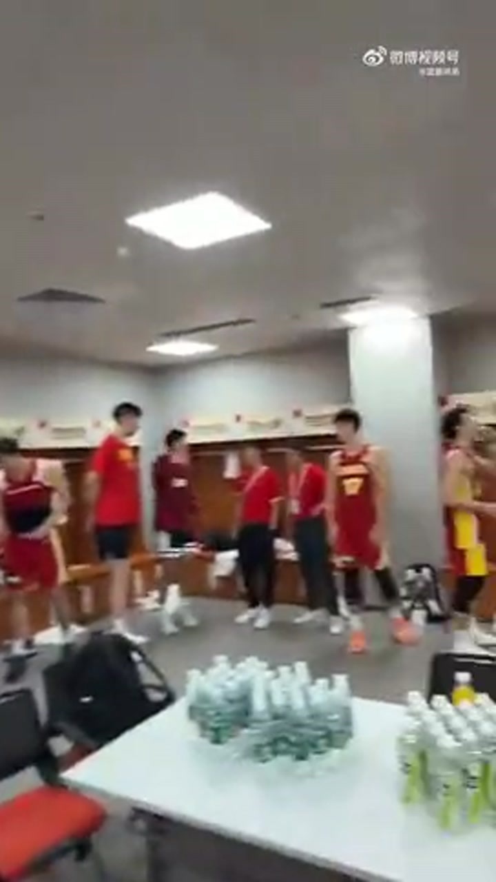 王治郅更衣室发问赵继伟：你那球咋传的 我看着都要丢了