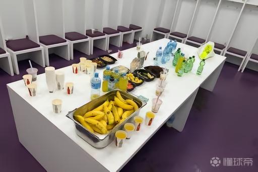 德媒：拜仁晋级后更衣室摆自助餐，巧克力蛋糕也在列