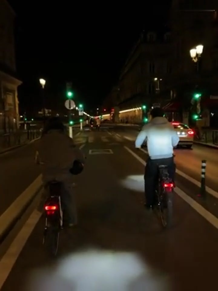 亚马尔带女友Inés García游玩巴黎骑自行车