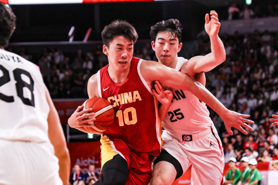 中国男篮惨败！媒体人热议：比国足输越南更离谱，郭士强下课吧