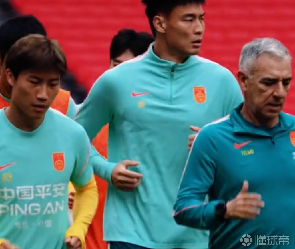 北青：国足19日下午离开武汉前往重庆，踢马代可能上新人