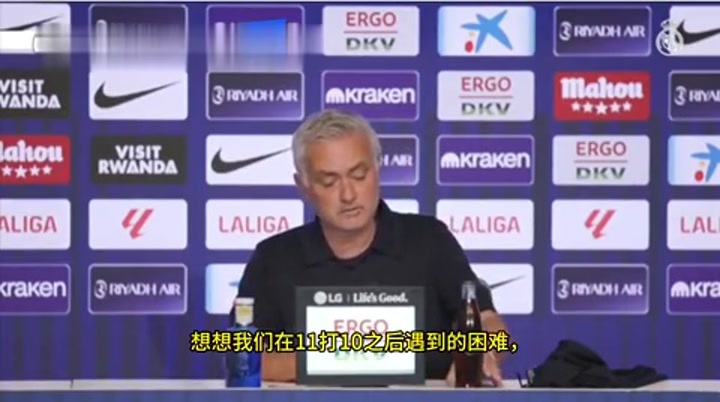 不满判罚！穆里尼奥打印出马竞的两次犯规动作给记者看