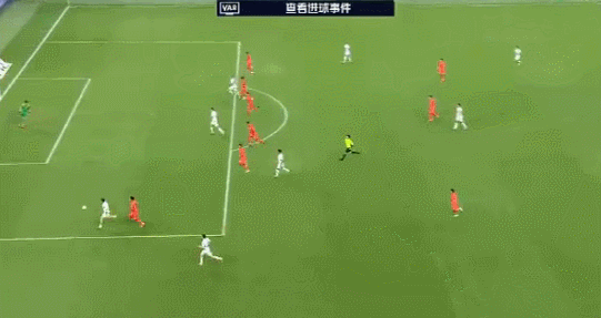 国足4分钟丢球！左路传中泰勒-宾登轻松包抄破门