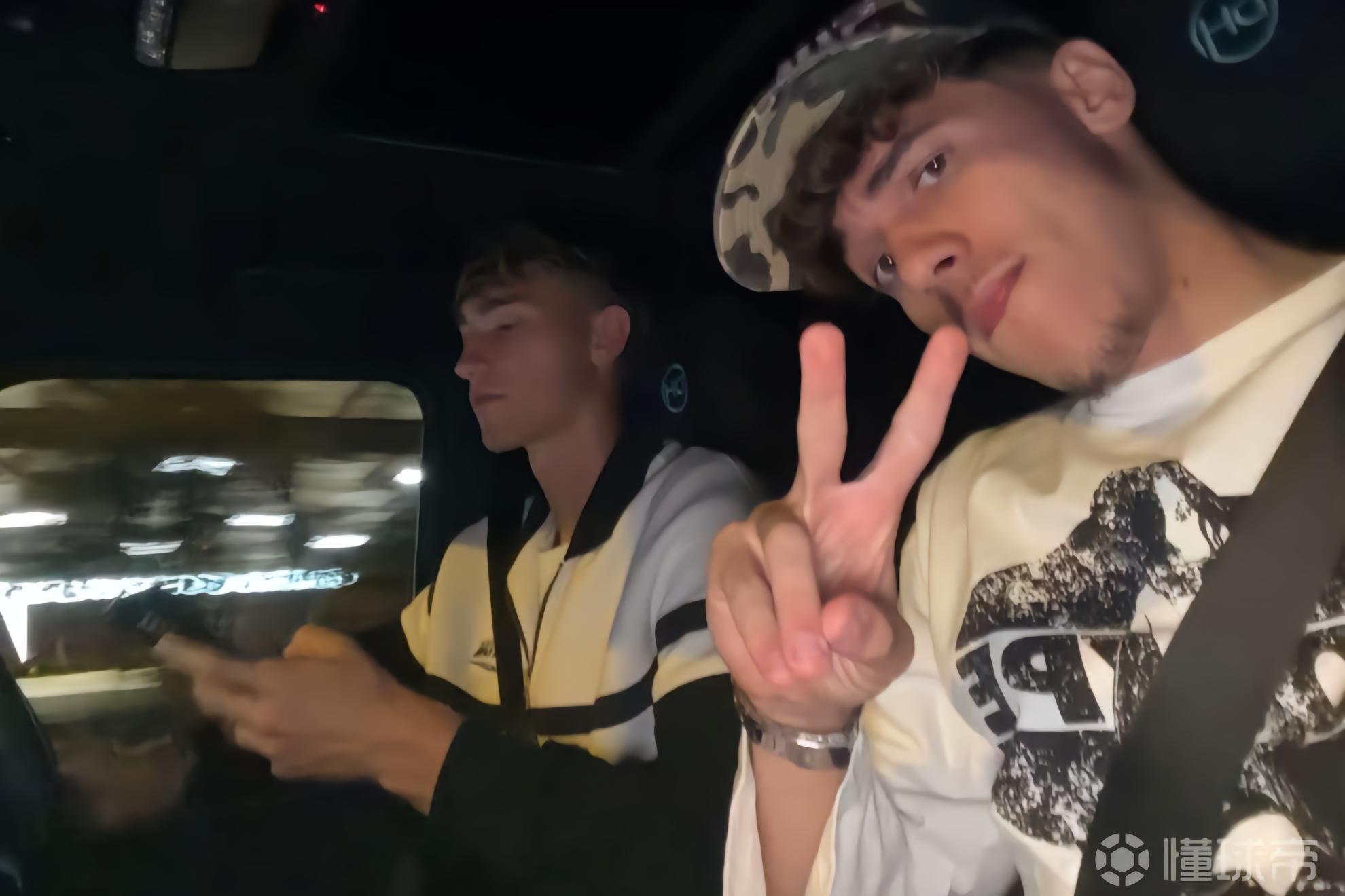 皮塔奇晒车内照，赫伊森一手握方向盘另一手拿手机遭批