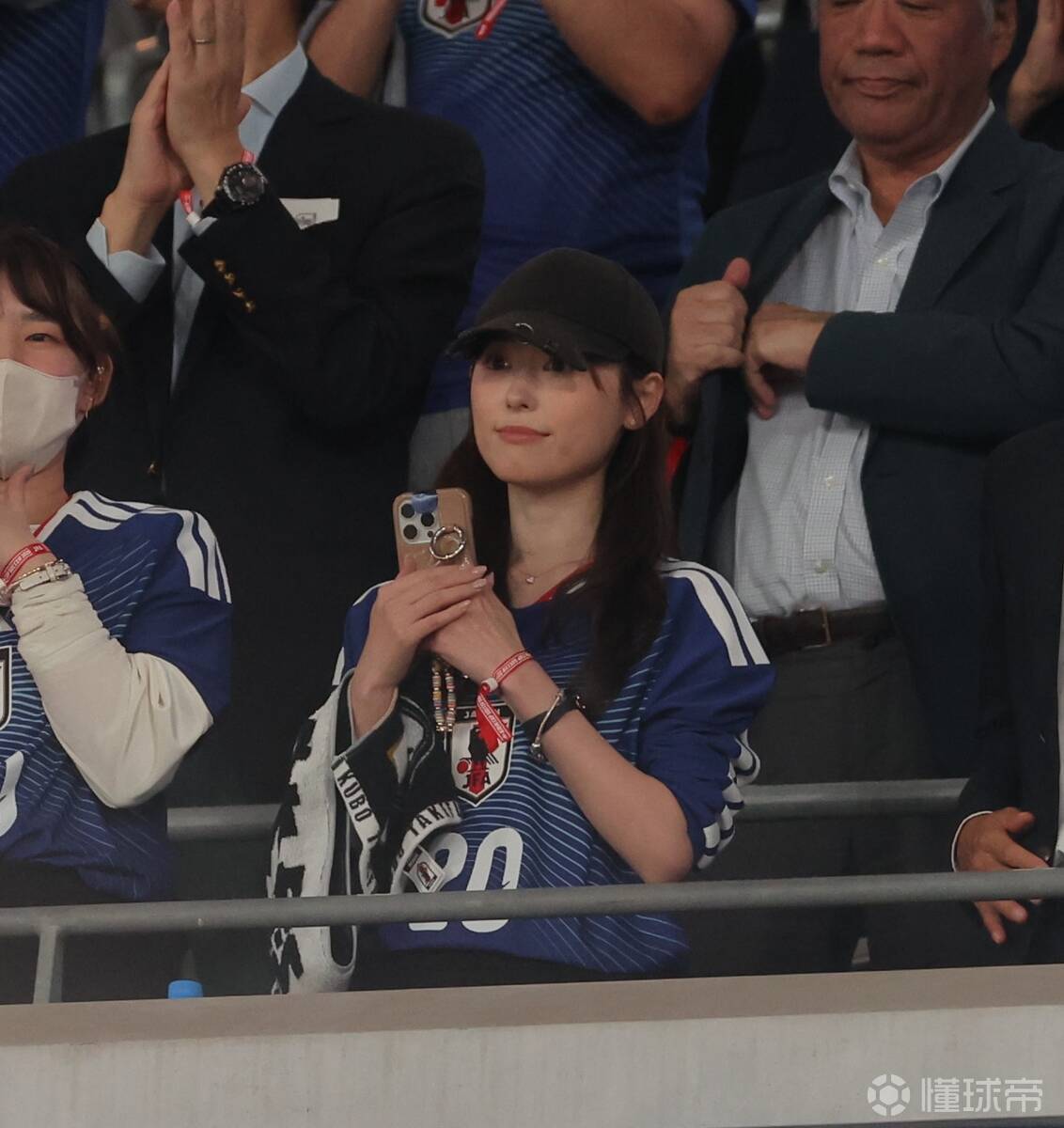 久保建英新婚妻子福原遥现身看台，助威日本战新西兰