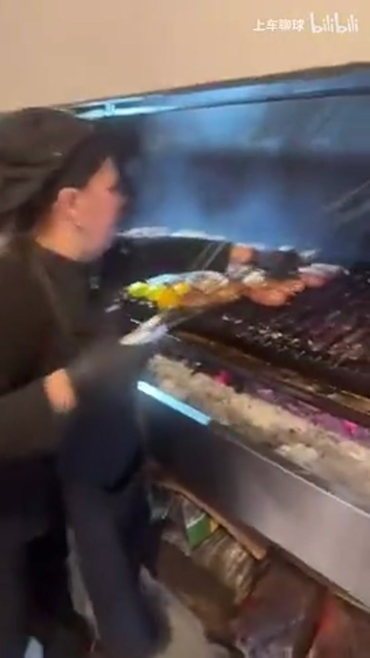 迅速消耗掉热量！吃完烤肉的大马丁在健身房里手舞足蹈