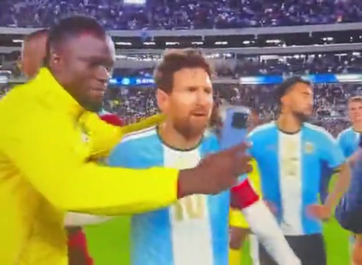 梅西拒绝贝宁球员合影请求 被部分球迷指责种族主义