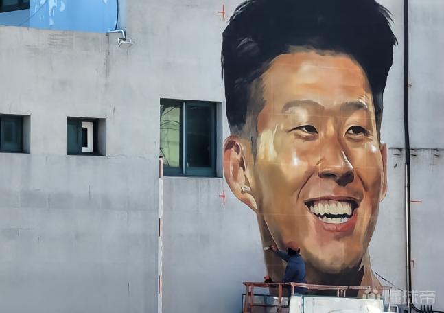 韩媒：韩国春川市广场的孙兴慜巨幅壁画因重建将被拆除