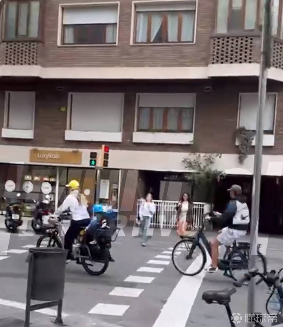 放松一下，世体：德容周四和家人在巴塞罗那街头骑车兜风