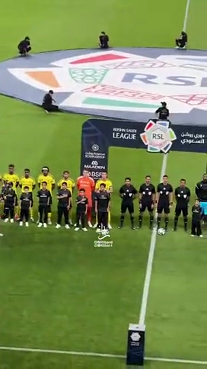 实拍利雅得胜利球迷巨幅TIFO声援C罗