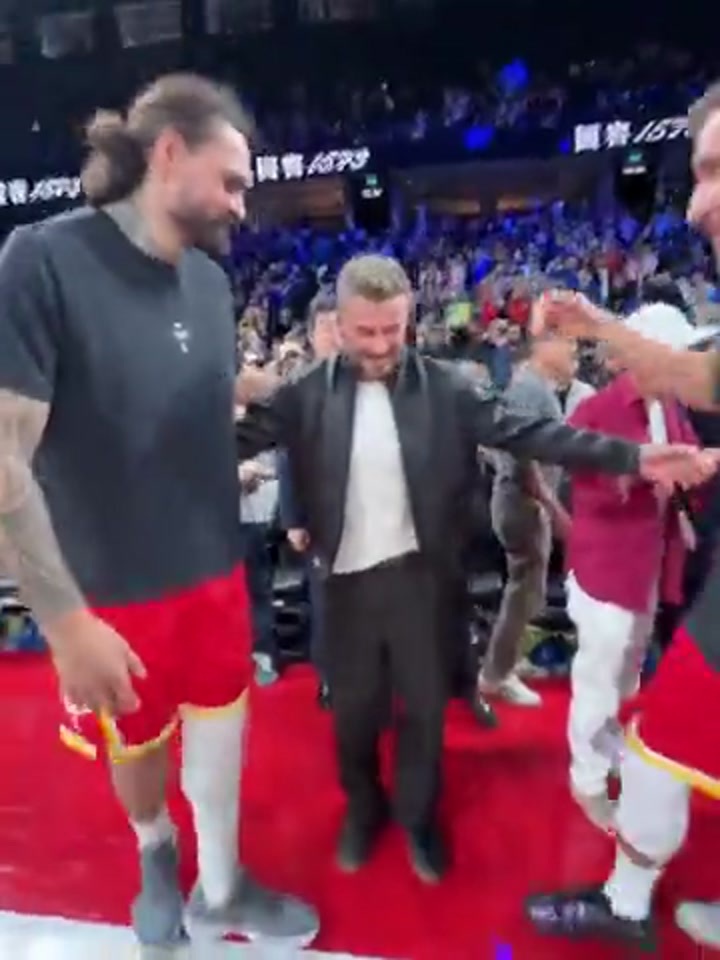 贝克汉姆现身NBA中国赛 火箭球员上前问候