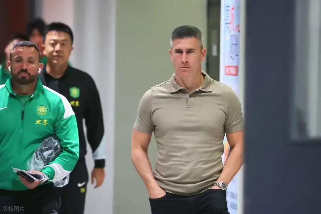 国安队客场战胜武里南，主帅蒙哥马利下赛季留任无悬念，值得期待