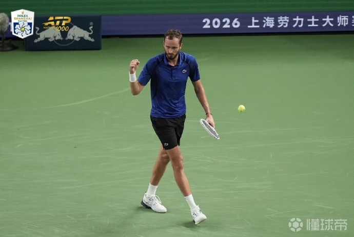 梅德韦杰夫2-1战胜汤米-保罗，连续两年打进上海大师赛半决赛