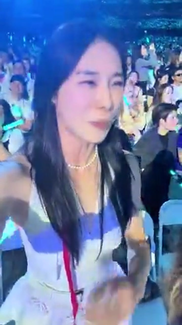 女篮球员王思雨追星周杰伦 贴脸自拍+献唱