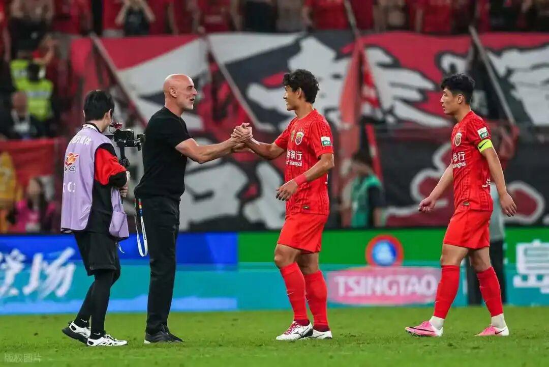 上港亚冠爆冷输给越南河内公安，点球都打不进，让球迷也是干着急