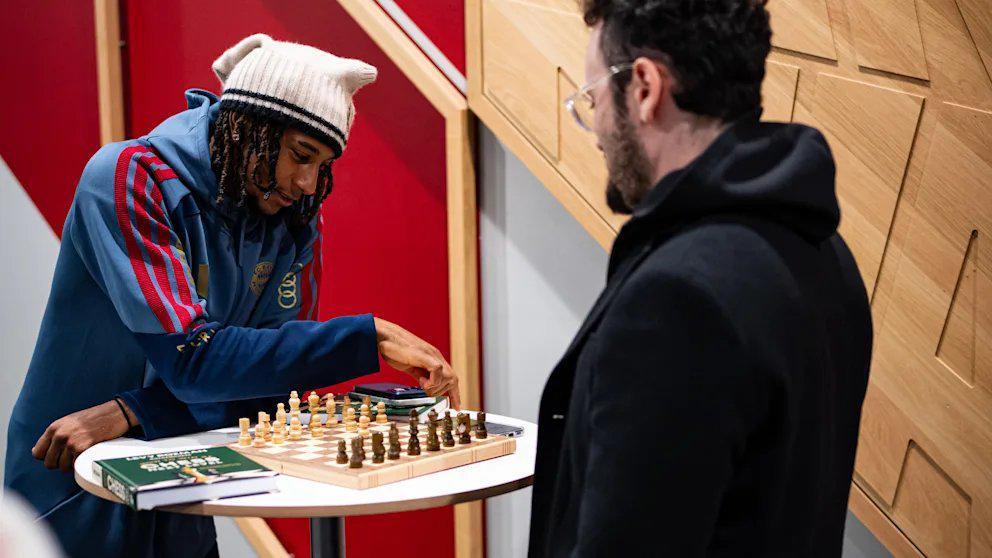 图片报：凯恩、奥利塞德国杯赛后与棋手网红对弈