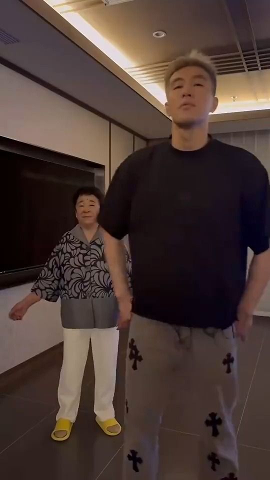 郭艾伦与网红田姥姥一起跳舞：姥再来一遍咱俩卡一下点